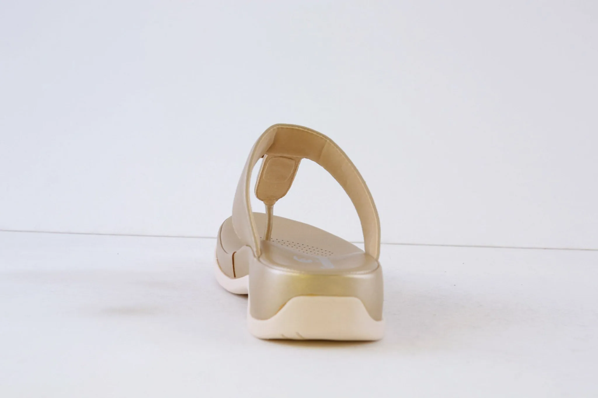 P-COMFORT - WW1654 TOE-POST MULE - GOLD