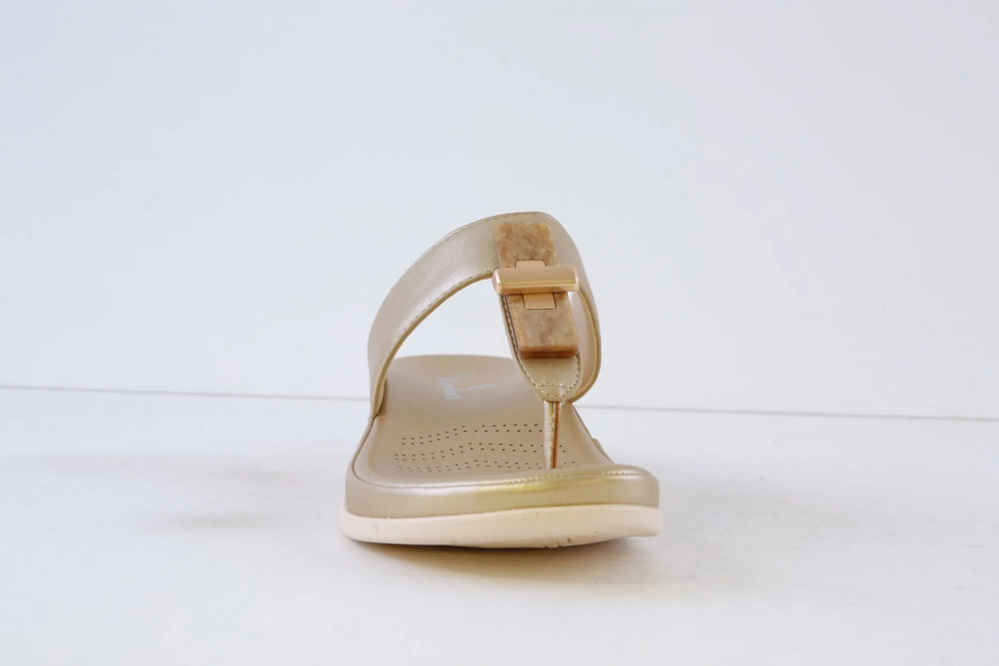 P-COMFORT - WW1654 TOE-POST MULE - GOLD