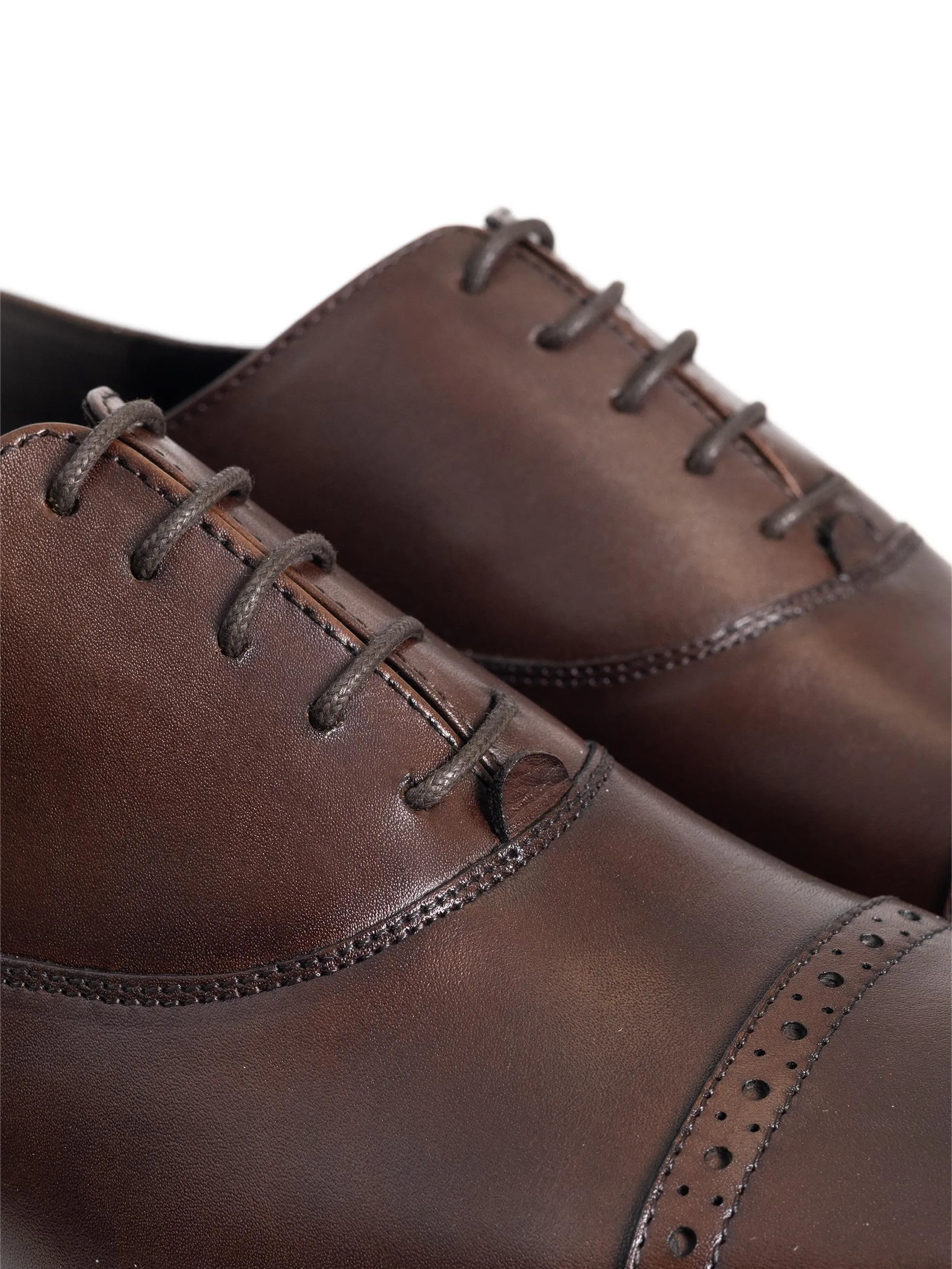 ZAPATO OXFORD QUARTER BROGUE MARRÓN OSCURO